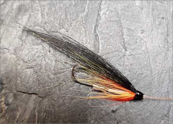 Tube fly with single hook and knotguard
