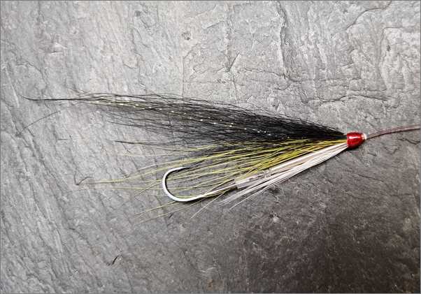 Tube fly with single hook and knotguard